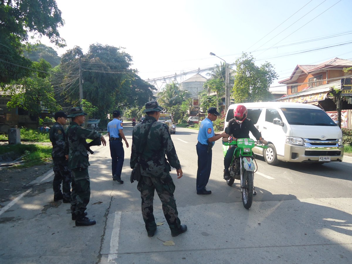 ICPSThreeICPO's tweet photo. #HigalangPulis ICPS3 personnel conducted Schematic Checkpoint in front of ICPS3 station. https://t.co/Bf2Xdbxjv7