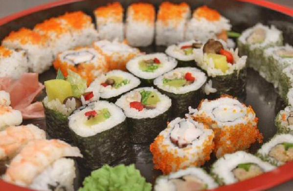 ItsFoodPics's tweet photo. Someone bring me sushi. Thanks https://t.co/MrWAYQNsD3