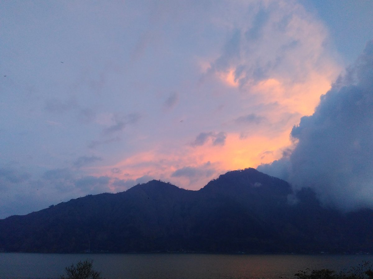 endrosambodo's tweet photo. Sunset Kaldera Batur https://t.co/LLUdCvUSLv
