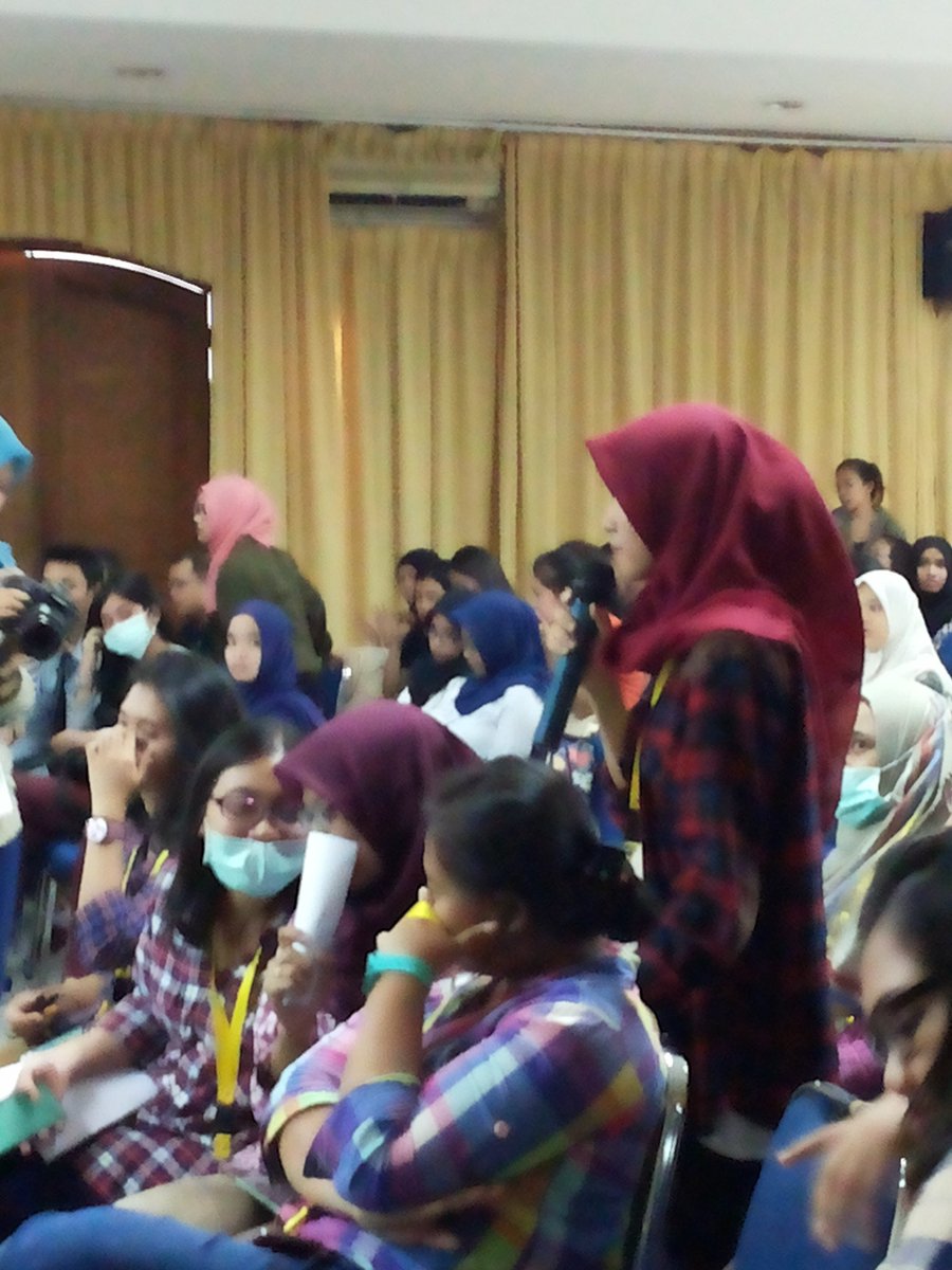 CommWeek19's tweet photo. Sesi tanya jawab sedang berlangsung, para peserta berebut untuk bertanya pada pembicara. #CommWeek2015 https://t.co/pYT4oWOGSq