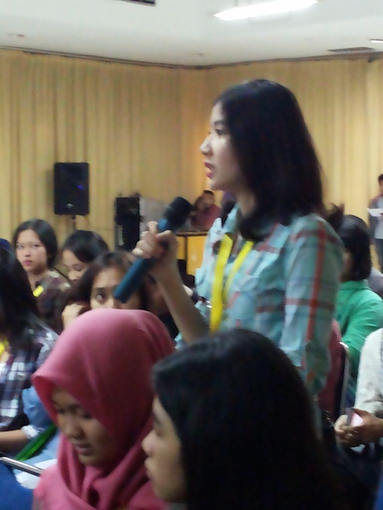 CommWeek19's tweet photo. Sesi tanya jawab sedang berlangsung, para peserta berebut untuk bertanya pada pembicara. #CommWeek2015 https://t.co/pYT4oWOGSq