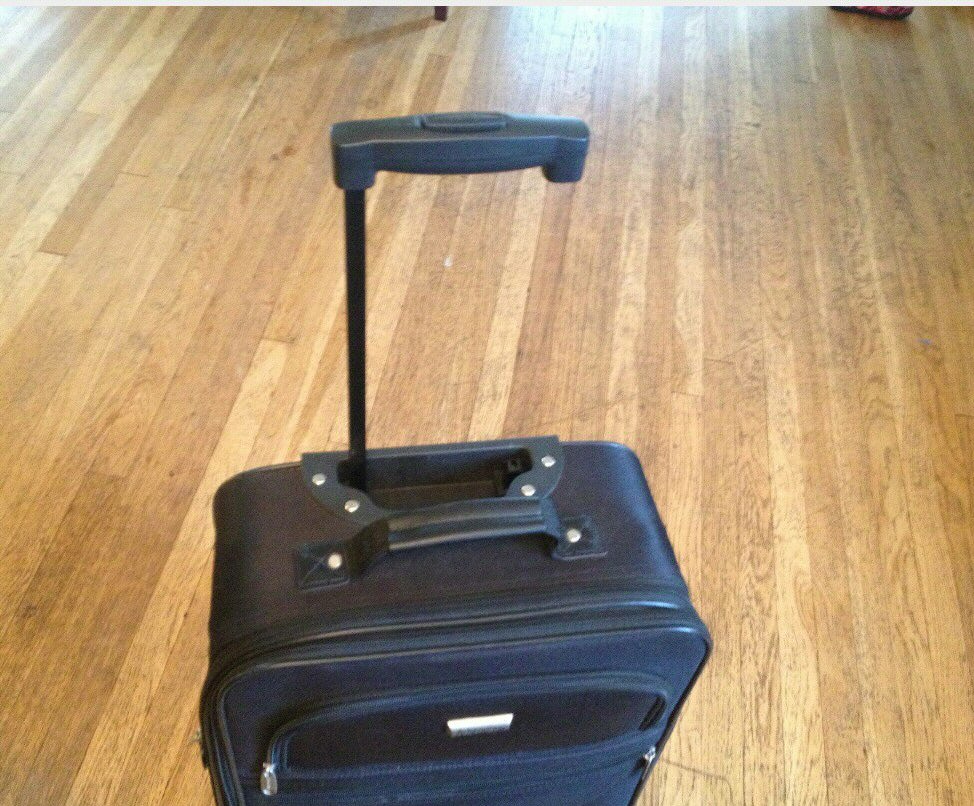 ChrisMarieCap's tweet photo. @marissalynncap At least this didn't happen too! 🚉🚍⛵#suitcaseproblems https://t.co/7Xkyo5MOv3