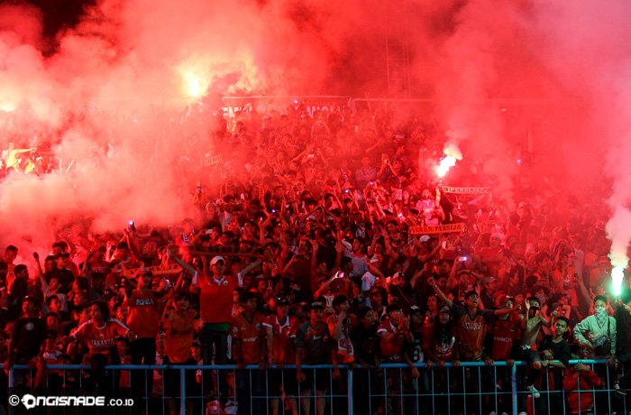 OngisnadeNet's tweet photo. Asal tak mengganggu jalannya pertandingan, flare masih dianggap wajar~> https://t.co/SG5iKGL2NE https://t.co/jic323ejlB