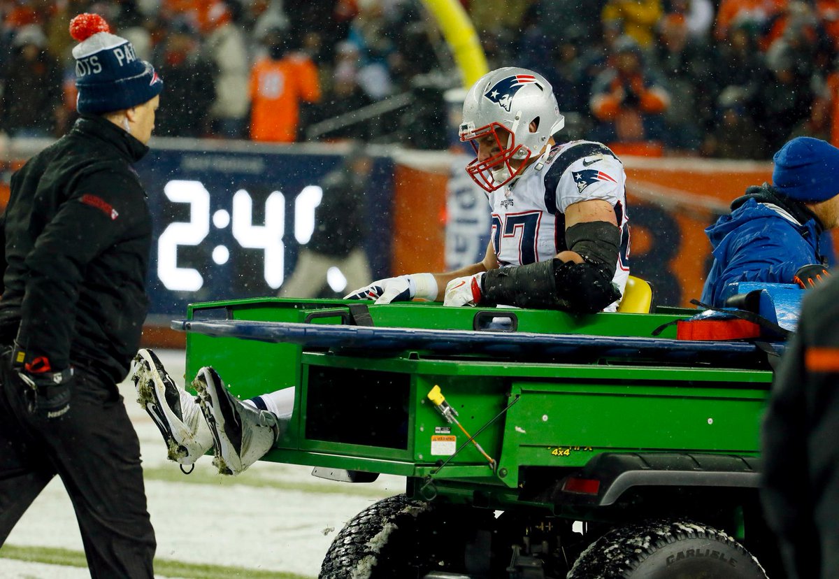 ESPNNFL's tweet image. Source tells @AdamSchefter that Rob Gronkowski's knee injury "Doesn't appear to be serious."