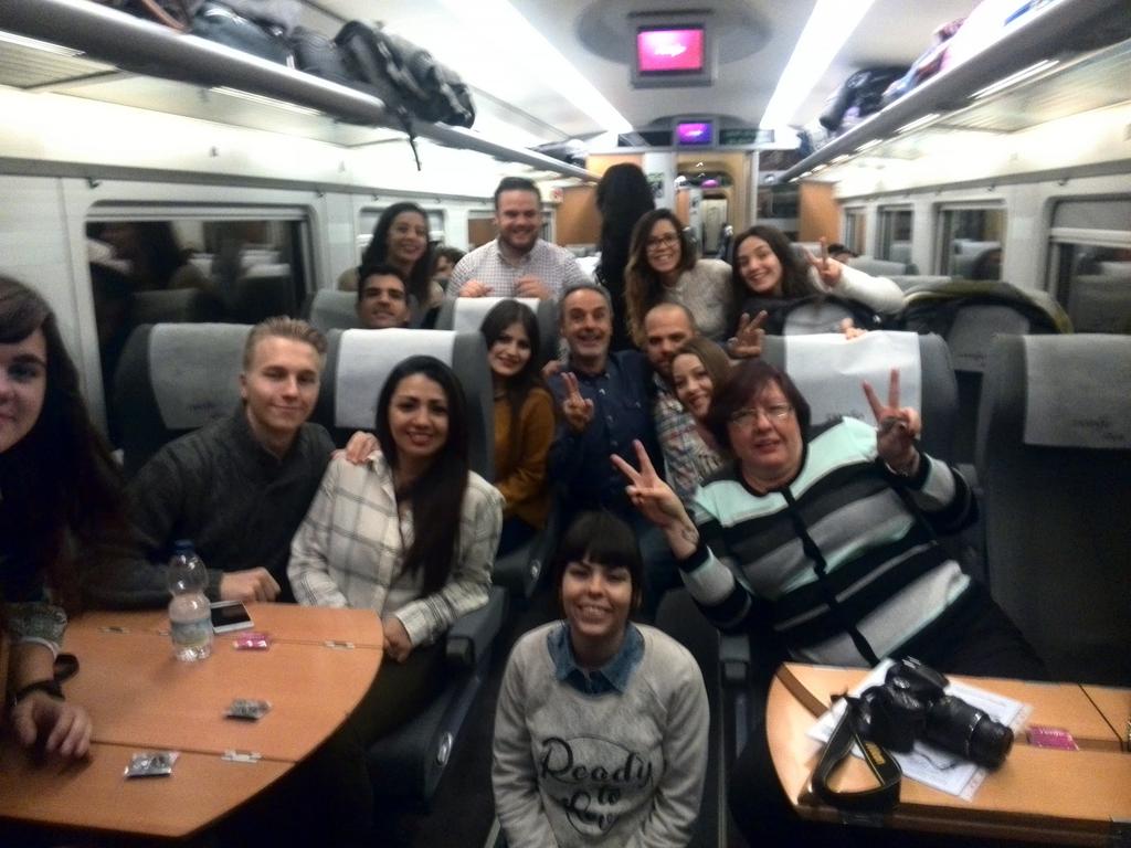 FP_eel11's tweet photo. Dedicado a @mariajesuscha Nos vamos pa Madrid! Aprendiendo con Empresas https://t.co/RknaJrHSFq