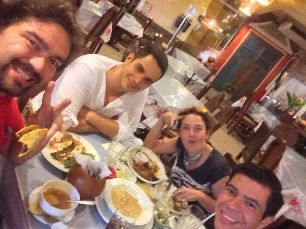 Ponchote's tweet photo. Y ya llegaron los actores! Disfrutando de una exquisita cena Yucateca! https://t.co/8ELBEYDT86