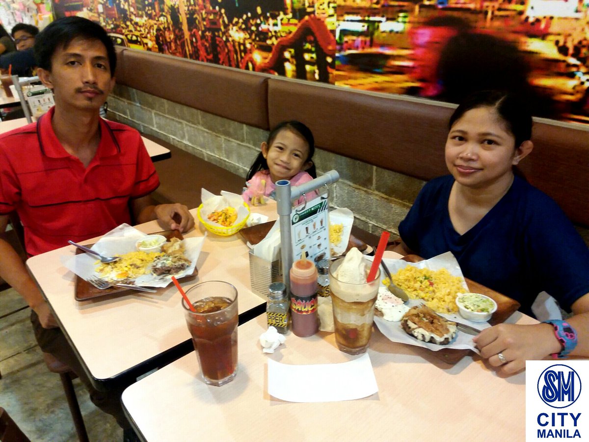 smcity_manila's tweet photo. Family enjoying good food and great company at #8stbites #NationalThankYouDay #SMCityManila #ThanksgivingAtSM https://t.co/2lFwcZAuRe
