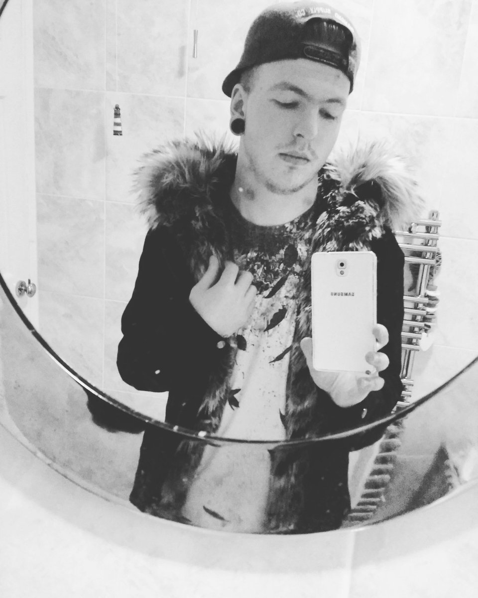 SuperSpongebob9's tweet photo. Back on Twitter 😘 #follow #selfie #hipster #Winter #poser #stretchedlobes https://t.co/y29lNRT9HP