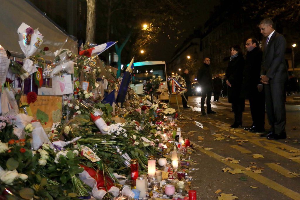 Anne_Hidalgo's tweet photo. Merci au Président @BarackObama pour son hommage aux victimes des attentats du 13 novembre #NousSommesUnis https://t.co/bMjflMerlr