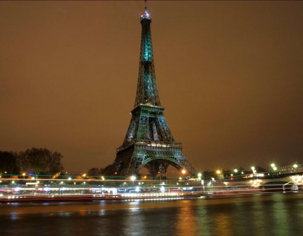 FredBC77's tweet photo. Happy new week! #EiffelTower #VirtualTrees #Paris https://t.co/eAEfMocSP0