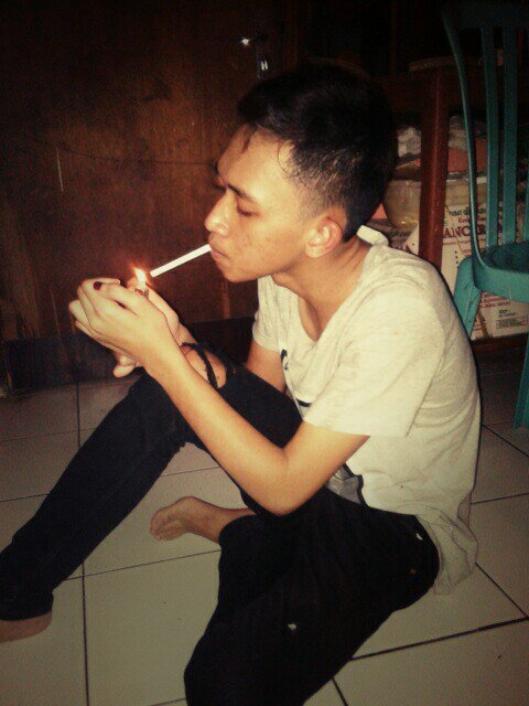 Ku hisap dalam roko ku ku tulis sair tentang hati yg khawatir