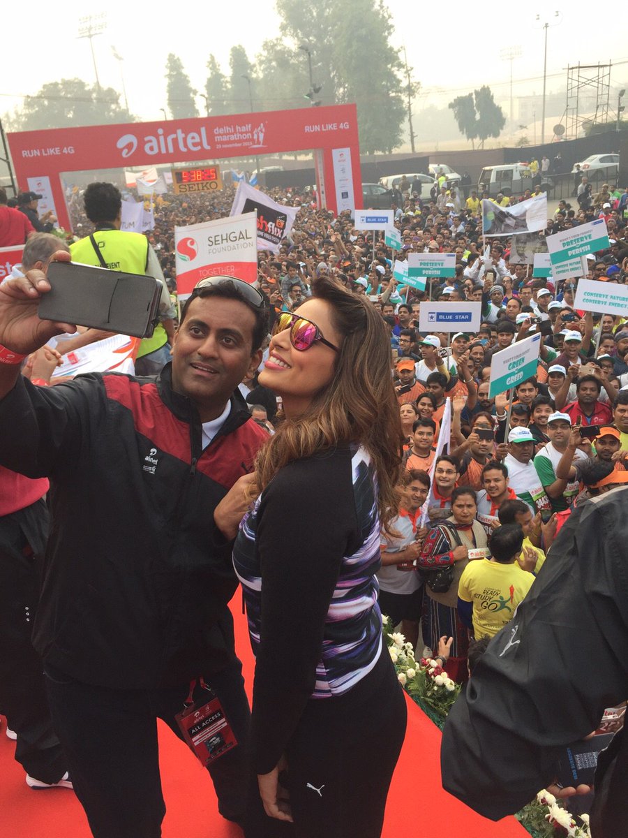 weareexceed's tweet photo. .@bipsluvurself cheering the enthusiastic Marathoners at #adhm2015 https://t.co/FU0z1KYcCU