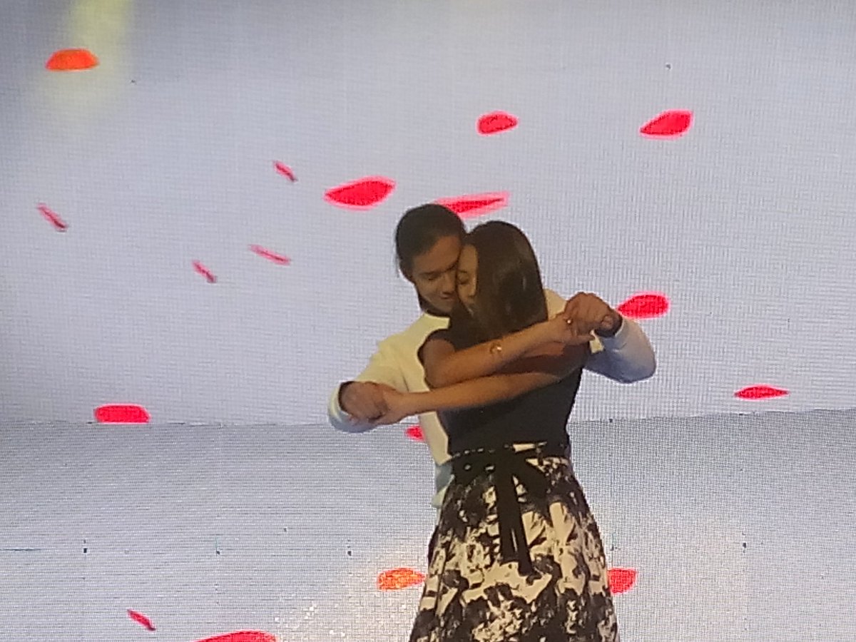itsShowtimeNa's tweet photo. Tommy Esguerra and Miho Nishida, sumayaw ng Sway! #ShowtimeHoHoHoLiday https://t.co/57XDeDM0A5