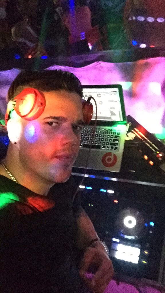 PapiJoe1980's tweet image. Hoy en Harrys estuvo espectacular con Ale Croatto el Festival de Coronitas a $1 gracias a todos de verdad bendecido