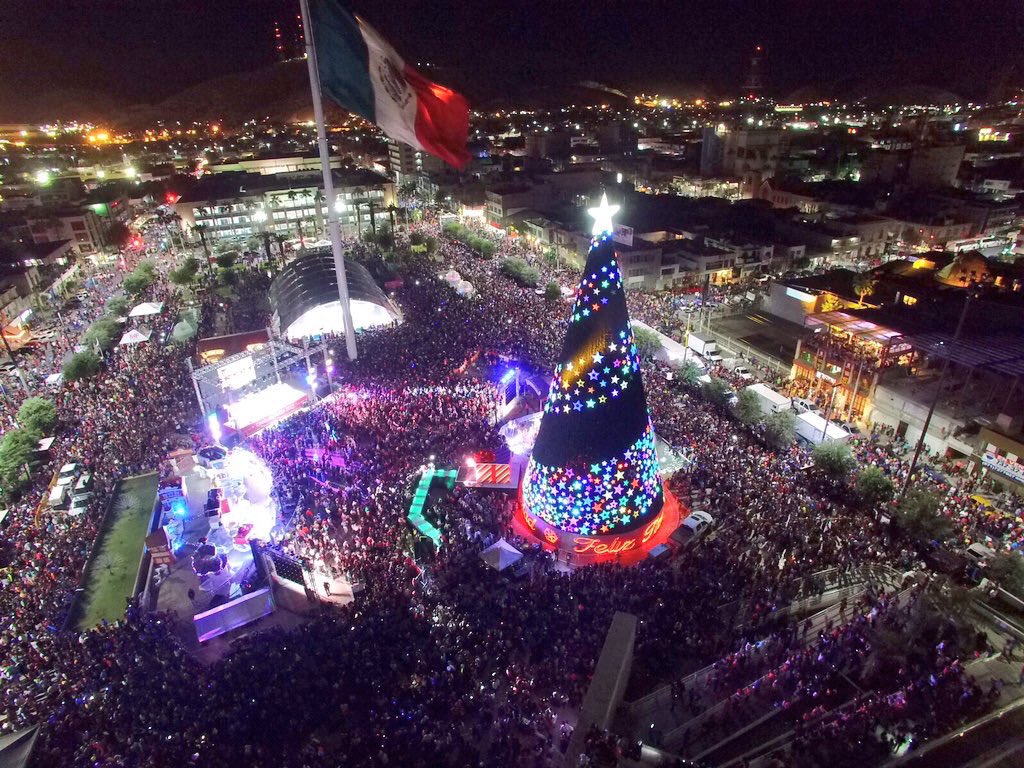 lalocarmona11's tweet photo. Encendido de pino @PlazaTorreon #Torreon se respira esperanza! Nunca la perdamos‼️#entorreonhaytodo https://t.co/crePUZzm9J