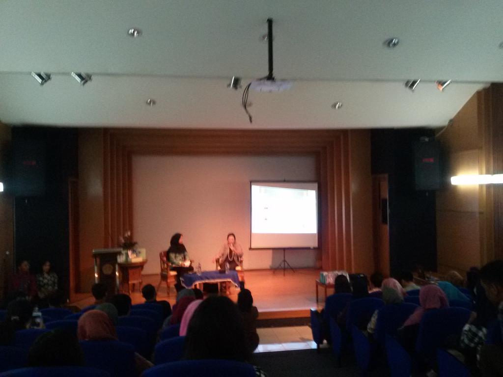 Pemateri pertama Seminar Semangat Muda Berkarya  Dra. Hj. Popong Otje djundjunan  sudah dimulai lhoo...