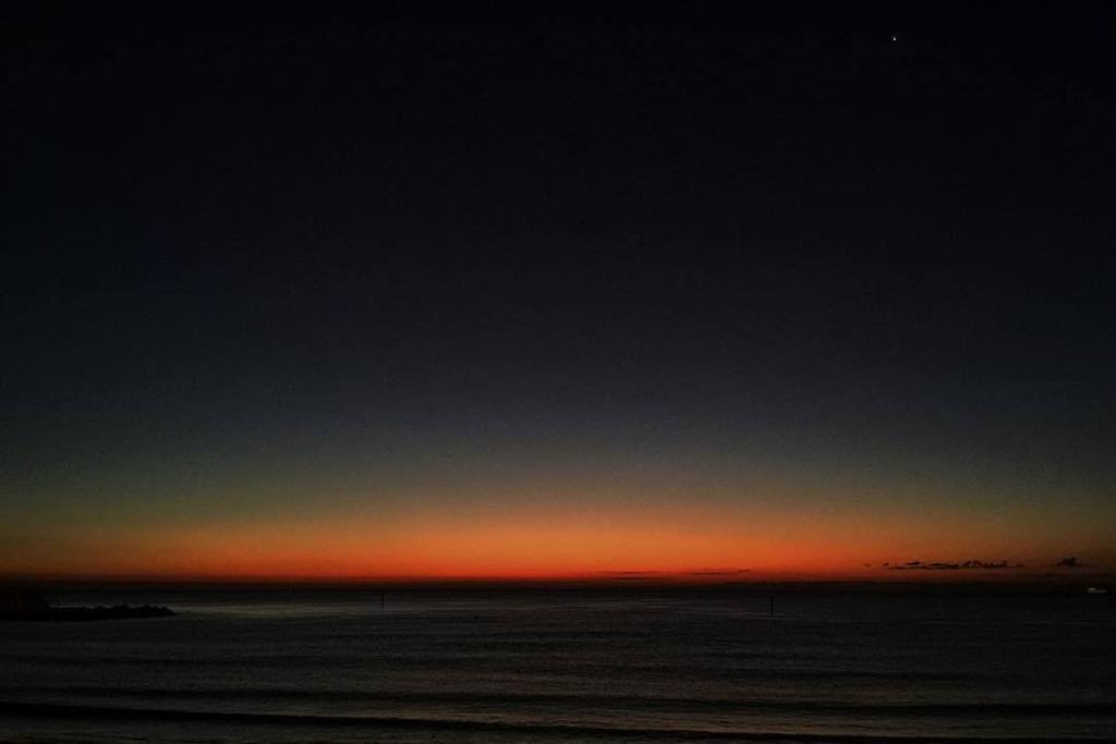 BarcelonaInsta's tweet photo. Afortunado amanecer. #amanecer #playa #mar #sea #sun #sol #suncolours #coloresdelsol #barc… https://t.co/nMVmPTVLUl https://t.co/kYnE84DMp1
