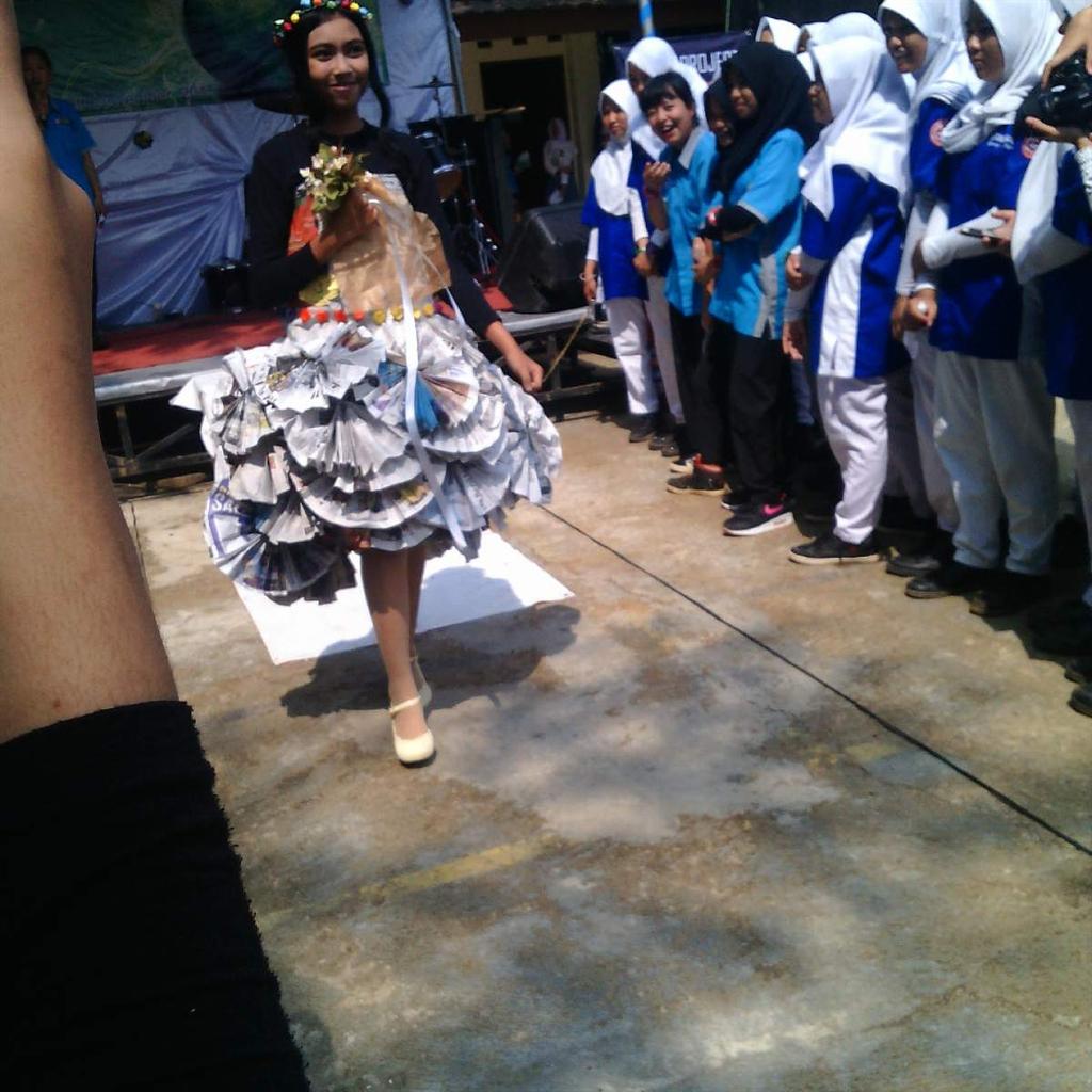 smktk_plus's tweet photo. Modelll teknomedika plus dari daur ulang 
#prokerosis2015/2016 https://t.co/kYsw0UM82H