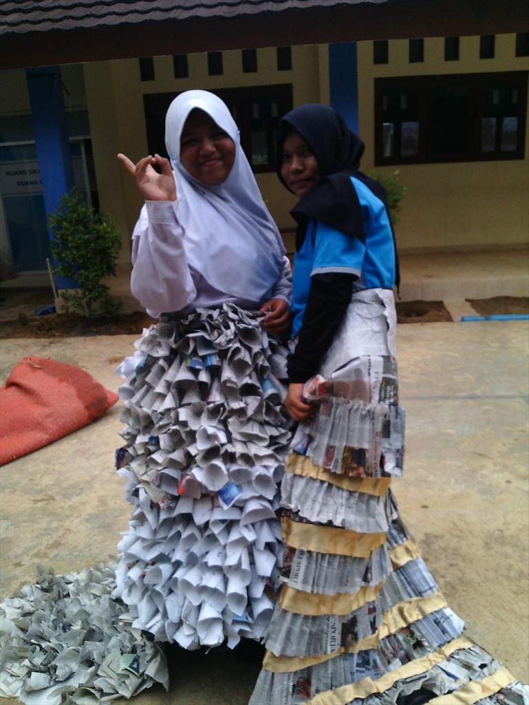 smktk_plus's tweet photo. Nih kak elika sama intan mau jadi model gak kesampean :v 
#prokerosis2015/2016 https://t.co/hewc6b5UOx