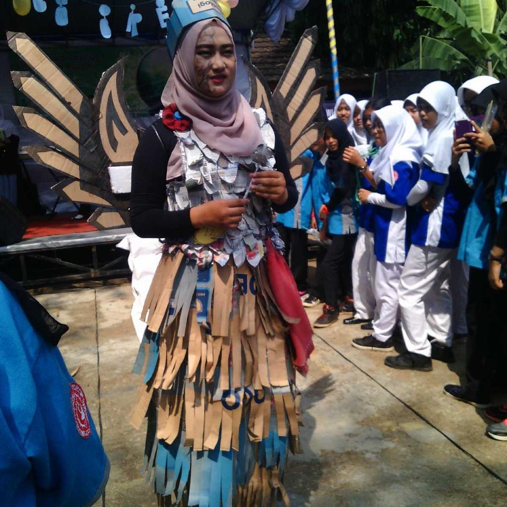 smktk_plus's tweet photo. Modelll teknomedika plus dari daur ulang 
#prokerosis2015/2016 https://t.co/Rad5xXInrl