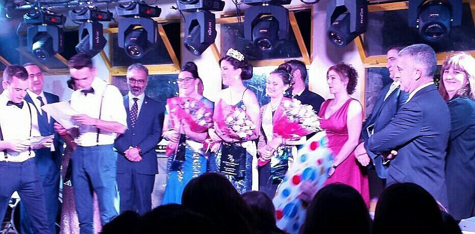 Morenomedina01's tweet photo. En la coronación de la Reina y Damas. @ArchivelFiestas disfrutando de una gran gala con los vecinos @DiarioArchivel https://t.co/p32mSwFAVy