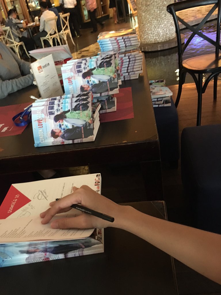 michelleziu's tweet photo. Siap siapp tandatanganin 500 novel #LondonLoveStory stopwatch start skrg !!target 2 jam hhihi wish me luck!! https://t.co/MXaP05Ajzp