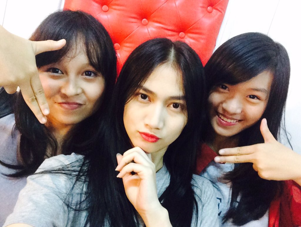 MelodyLaksani's tweet photo. Hey, hey.. Semangat ya <3<3 @Celine_JKT48 @Elisabeth_JKT48 https://t.co/xL7sWgz4hT