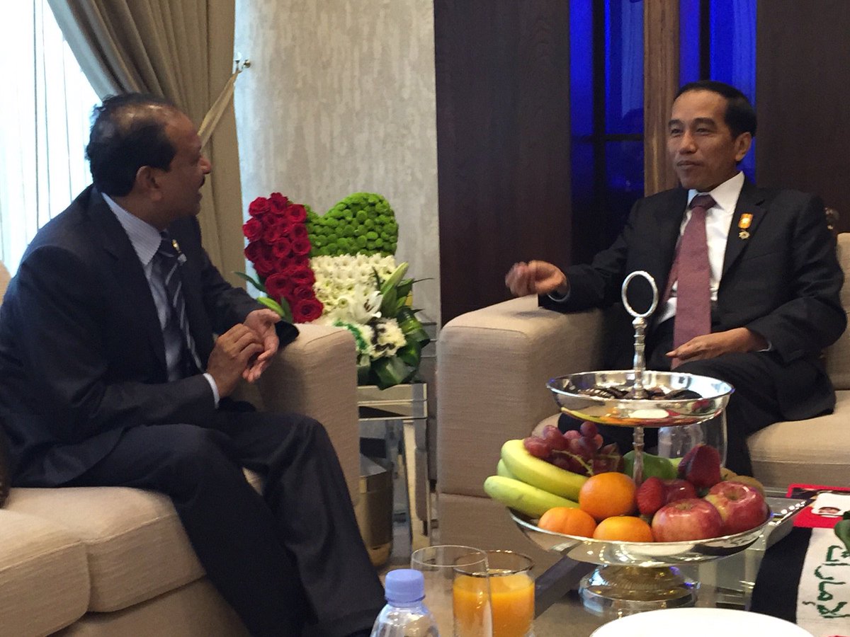 jokowi's tweet photo. Senang dengar laporan Yusuf Ali, pemilik LuLu Grup. Sejak kunjungan saya ke Arab lalu, ekspor RI naik 2X lipat -Jkw https://t.co/CBHz1USX9Q