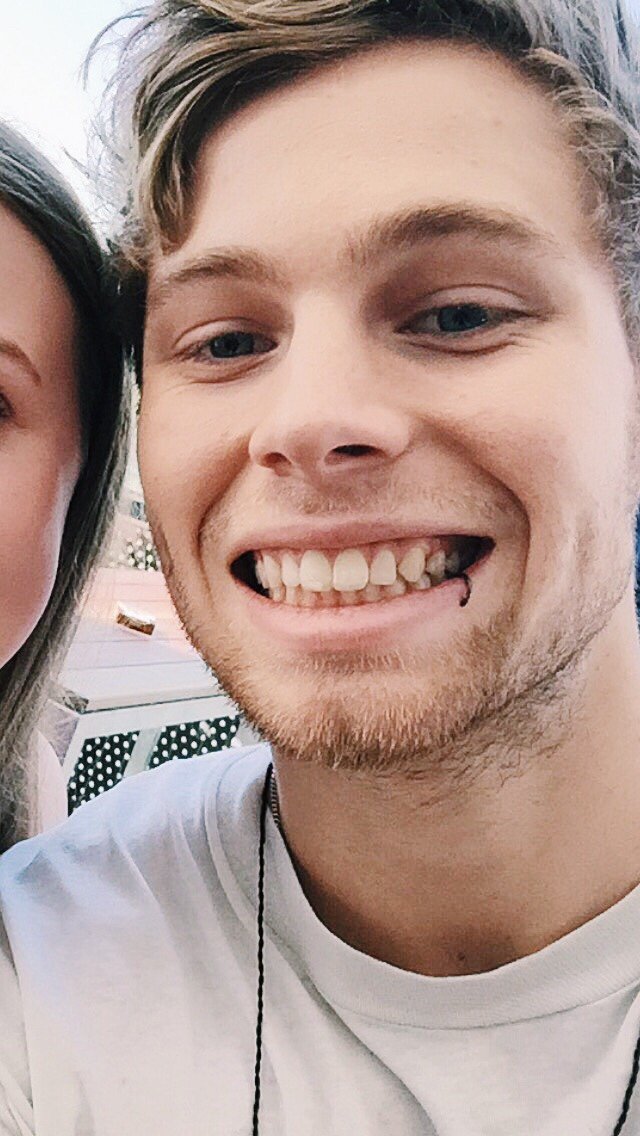 5SOSNZUpdater's tweet photo. I'm so sad #MTVStars #VideoMTV2015 5 Seconds Of Summer -K https://t.co/N2W3QhKGkE