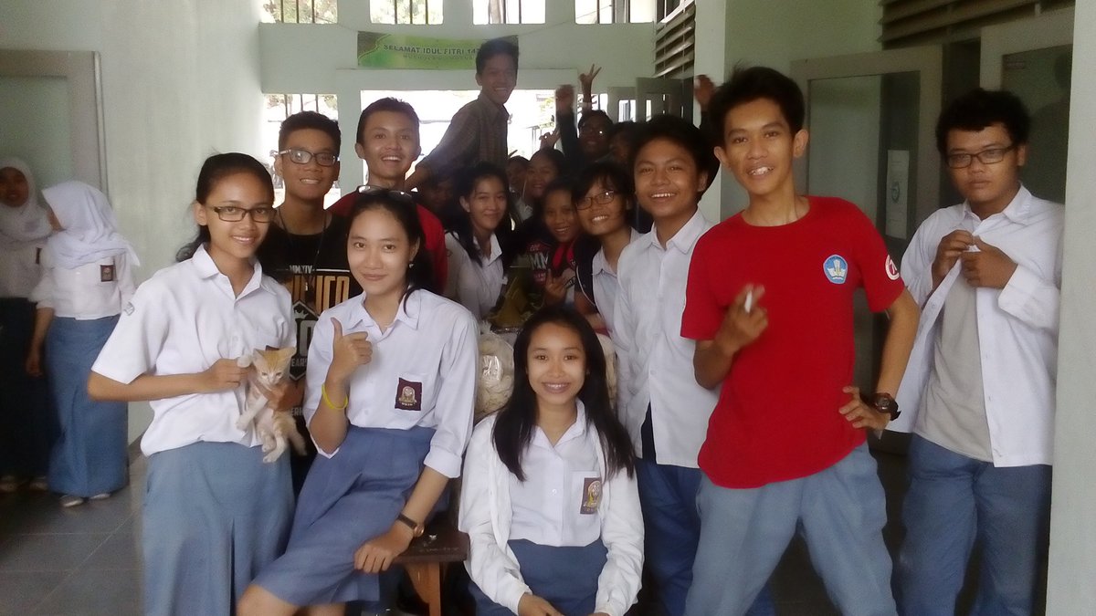 @Vhio29 baik nih, kita lg syukuran tumpengan ultah kita :)