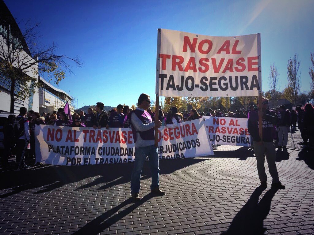 LBS_Guadalajara's tweet photo. Nuestro apoyo a la manifestación contra el trasvase. Defendamos nuestra tierra!! https://t.co/3KG7DOfvTn