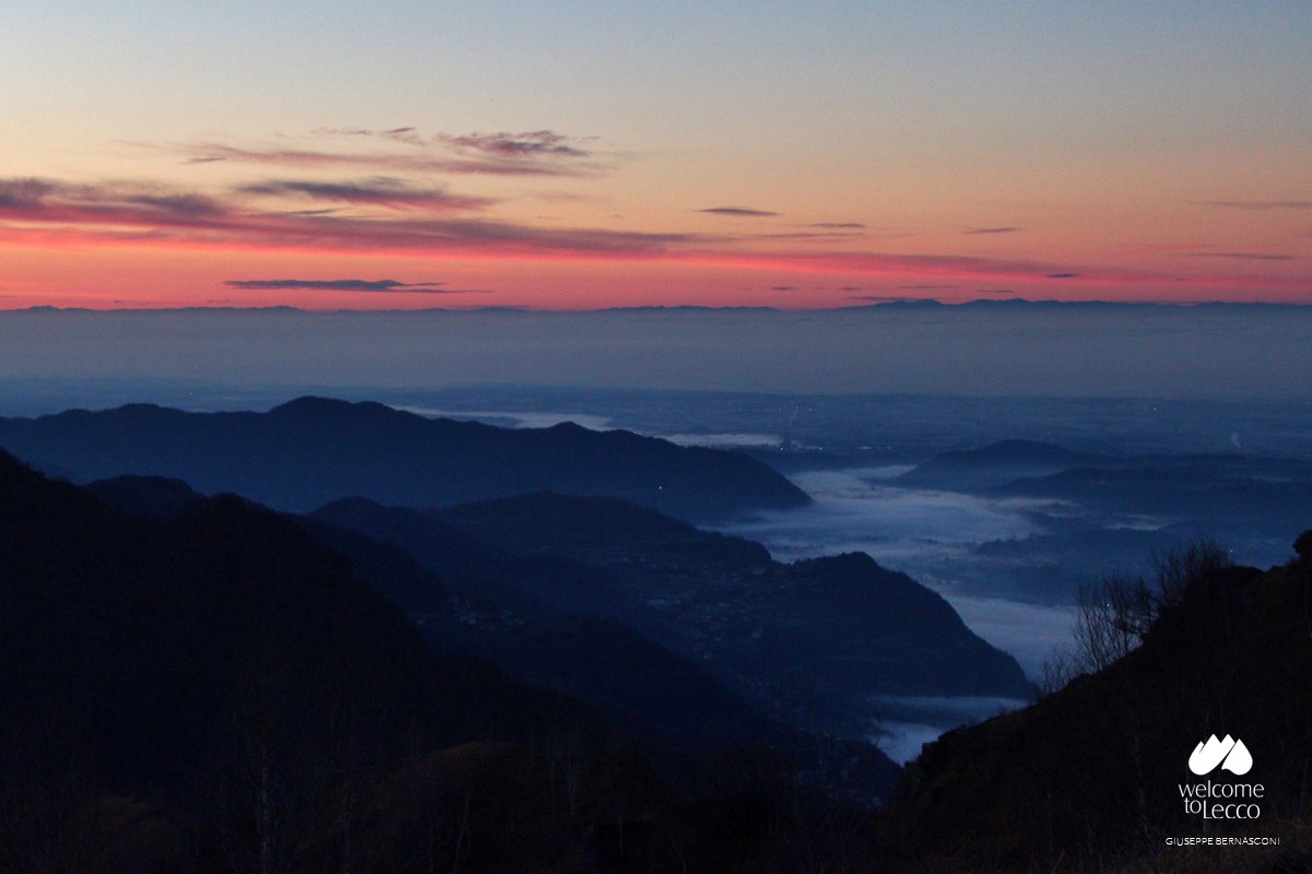 Le montagne e le prime luci del mattino accolgono il risveglio della città facebook.com/welcometolecco #wtl