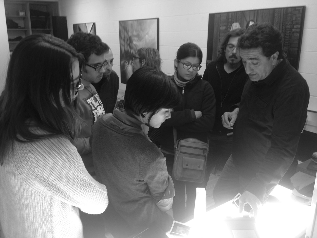 IEFC_fotografia's tweet photo. Els alumnes de Bodegó Publicitari visiten #RAMONSTUDIO de Ramon Serrano. Foto: Mario Vilar https://t.co/CGWuuguJLf https://t.co/jXcIRZiojw