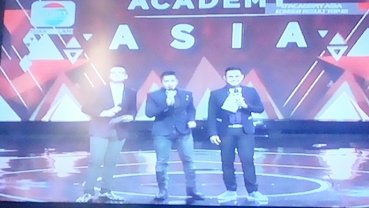 Syifa_fa12's tweet photo. Yukk #DAcademyAsia with trio julit @dhikacungkring @irfanhakim @ramzi_tebe https://t.co/u8LSmY7uwh
