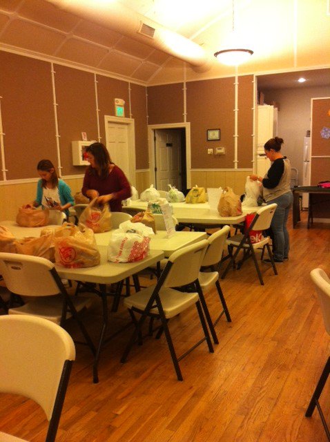 OakwdESAACPS's tweet image. Oakwood's Staff volunteer to model "Service," our Nov. value! #CoreEssentialValues #Characterdotorg #ASuperSchool