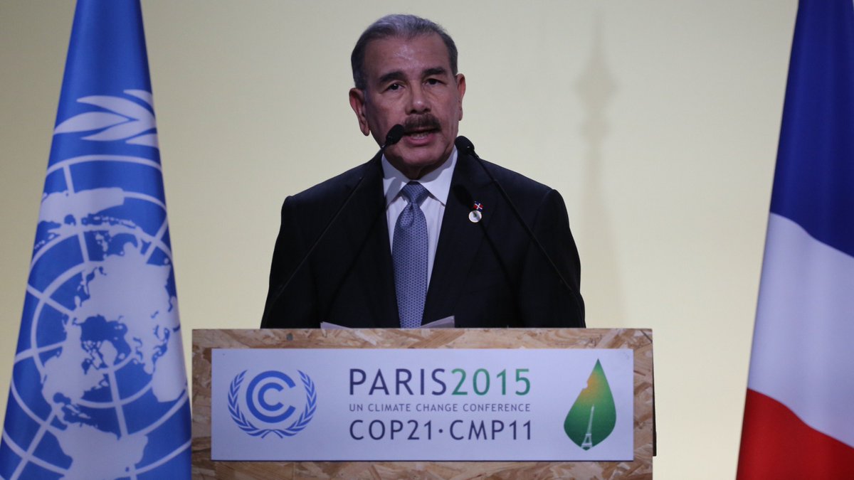 GobiernoDanilo's tweet photo. Este esfuerzo: "Nos sitúa entre los 23 países que menos gases emiten" #DaniloEnCOP21 https://t.co/Mg9Ed0tcI9