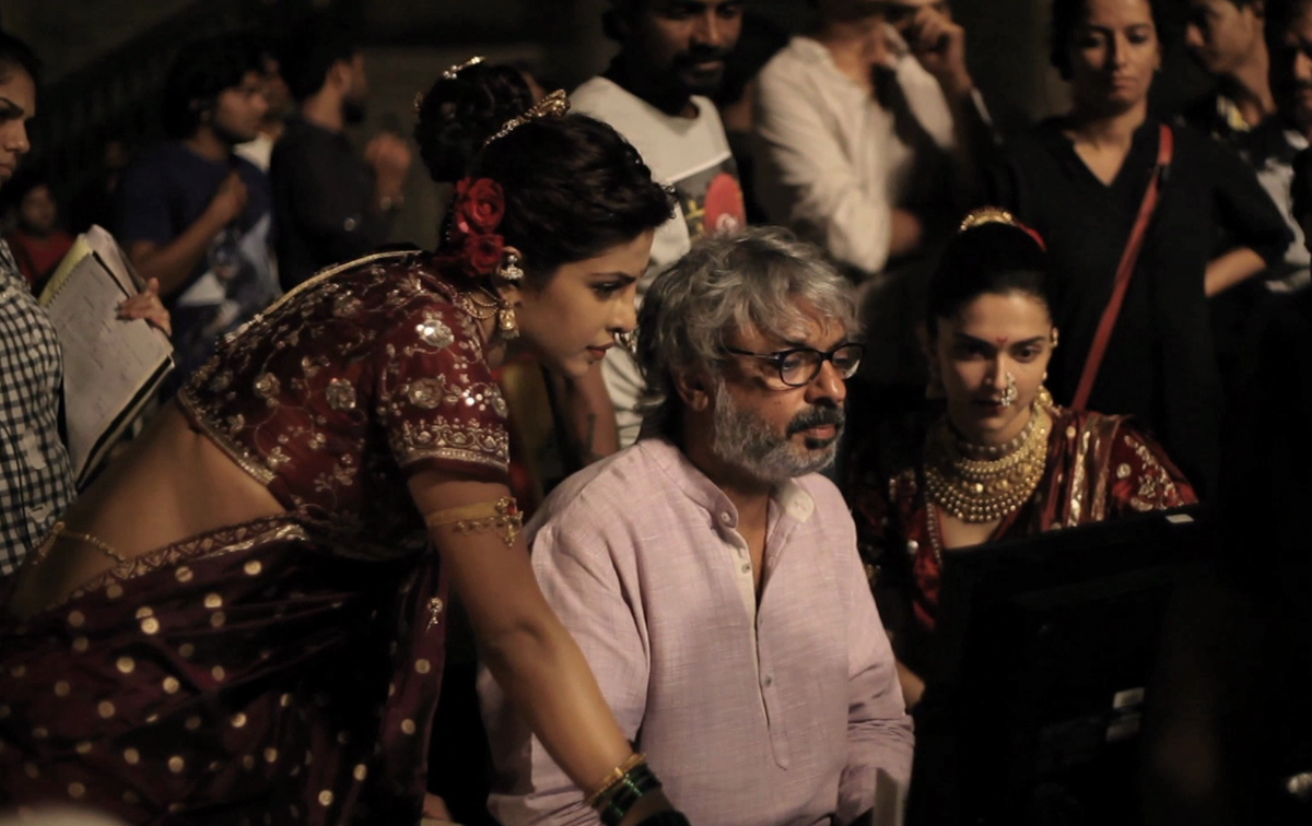 TheSecondPlanet's tweet photo. .@deepikapadukone and @priyankachopra with SLB #MakingOfPinga https://t.co/O8wZOVkbkP