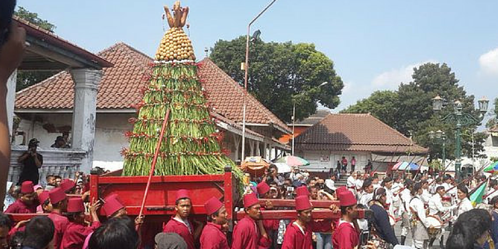 jalanbhakti's tweet photo. 24/12/2015 pkl 08.00 WIB Upacara Adat Garebeg Maulud Kraton Yogyakarta di Kraton - Alun-alun - Masjid Gedhe Kauman https://t.co/FOjZbFyIdO