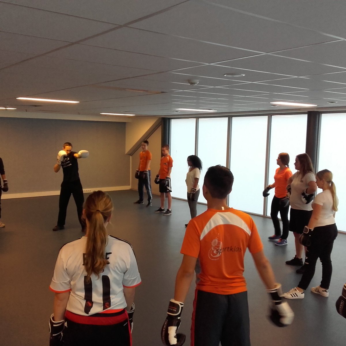 Heerlijk begin van de maandag ochtend. Boksen met mavo 4. <a href="/DeGraafBreda/">Graaf Engelbrecht</a>