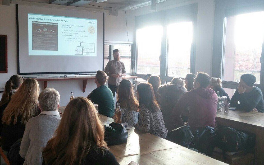 plista's tweet photo. #HWTK Studenten bei #plista: Dennis Kirschner, Director Marketing &amp; Communications, über innovative Marketingfirmen! https://t.co/Fgny43y2Zz