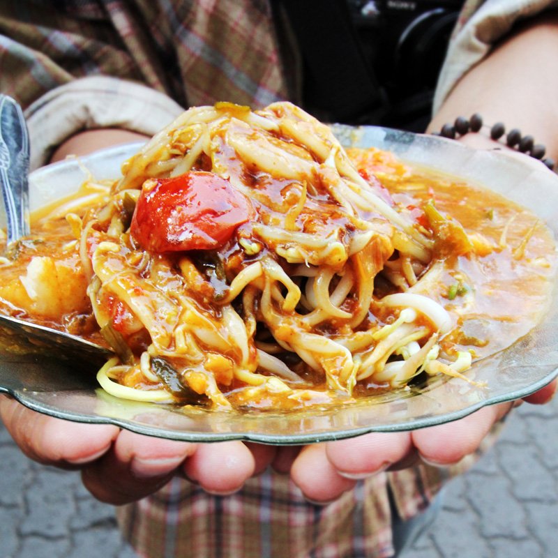Makanan khas kota Bogor ini memiliki keunikan tersendiri. Toge goreng bernama goreng tapi tak di goreng.