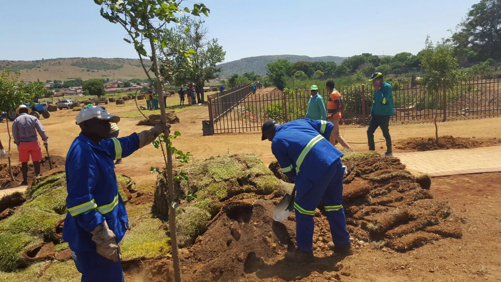 lolomokgobi's tweet photo. You can either sing our praises or be envious of our success #Pitjie24hrpark #ntirhisano #kukamaoto https://t.co/TaUt3OhawH