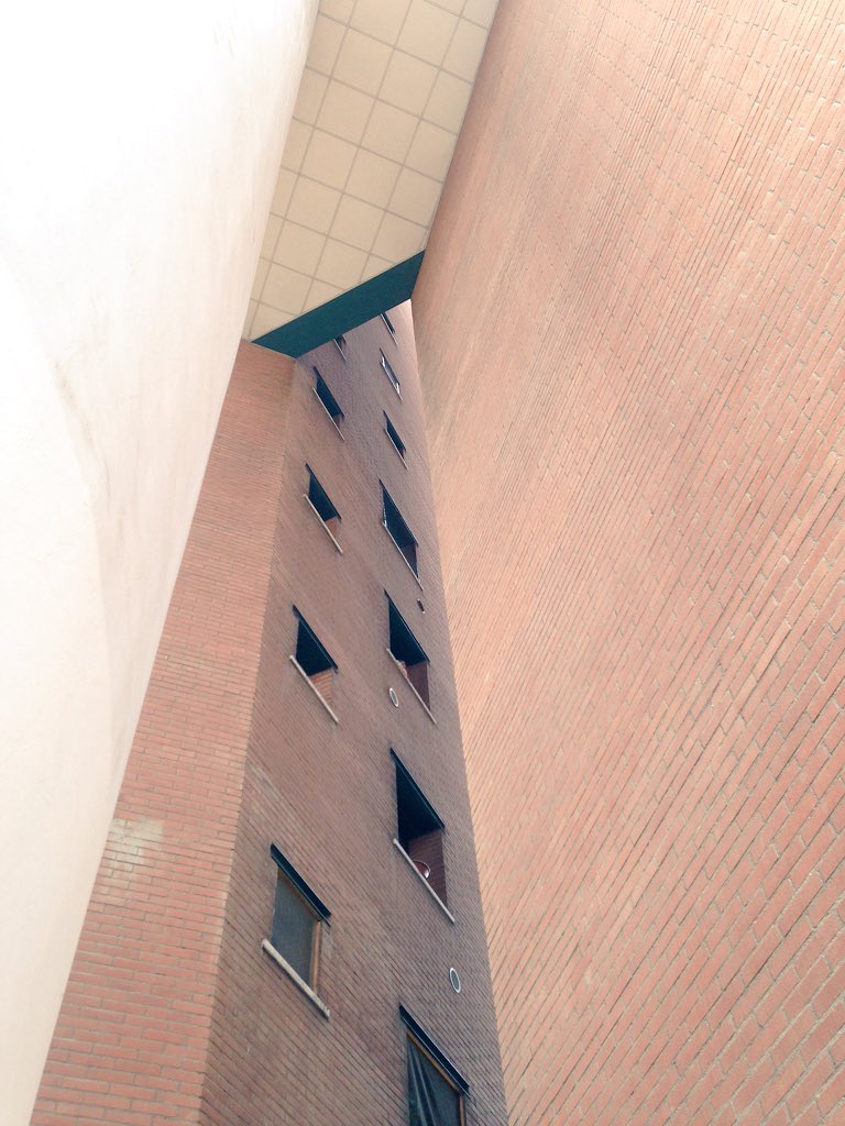 fgarutti's tweet photo. #AldoRossi zona #Vialba #Milano (1) entrance through a corner. Lazy Sunday #strolling through #peripheries https://t.co/hjkOzeEGQw