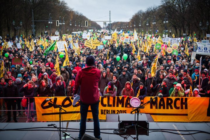 Reporterre's tweet photo. Partout dans le monde et en France, des centaines de milliers de manifestants pour le climat https://t.co/kkEimDZ7j7 https://t.co/odTHEUL1Fe