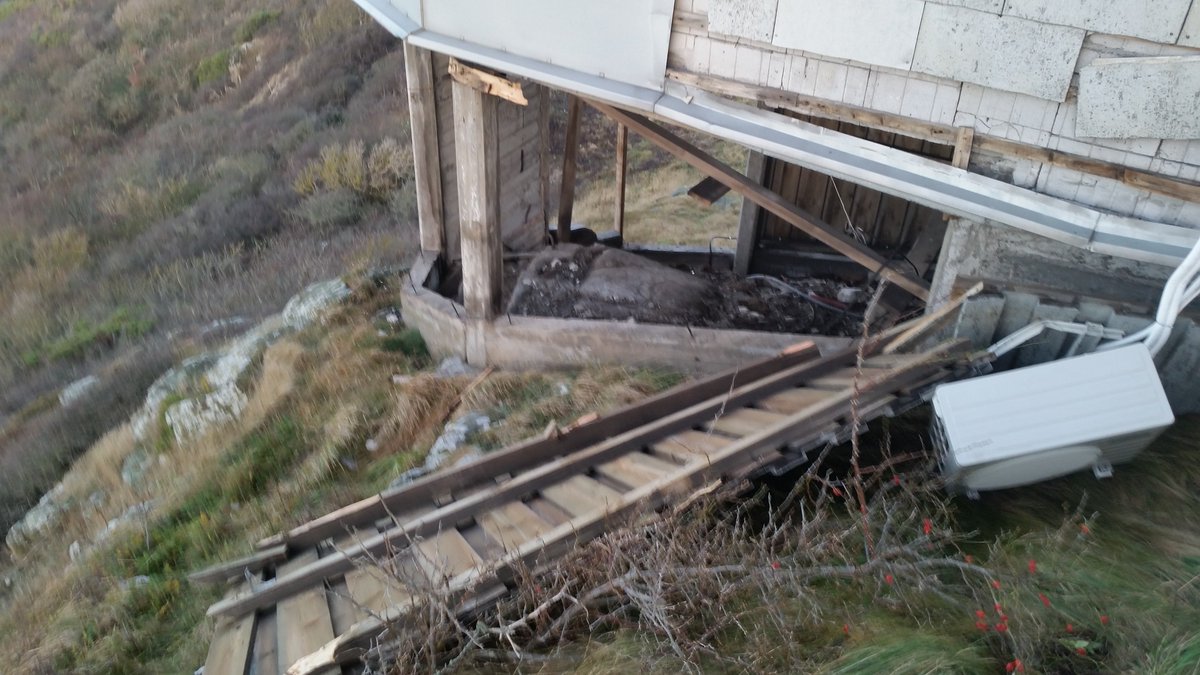 Orkanen Gorm brakade in på Kullaberg. Vid fyren mätte vi upp 37,8m/s . Tornet stod pall men inte nybygget