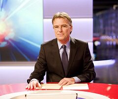 Voor een project ben ik op zoek naar een foto van een lege desk van het NOS journaal. 
Het liefst zoals deze foto.