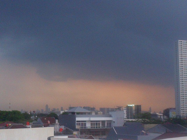 jeanfrizaly's tweet photo. @RadioElshinta pkl.17.15 seperti nya sebagian wilayah selatan/timur Jkt sudah mendung &amp; mulai hujan https://t.co/YTDtodqhXc