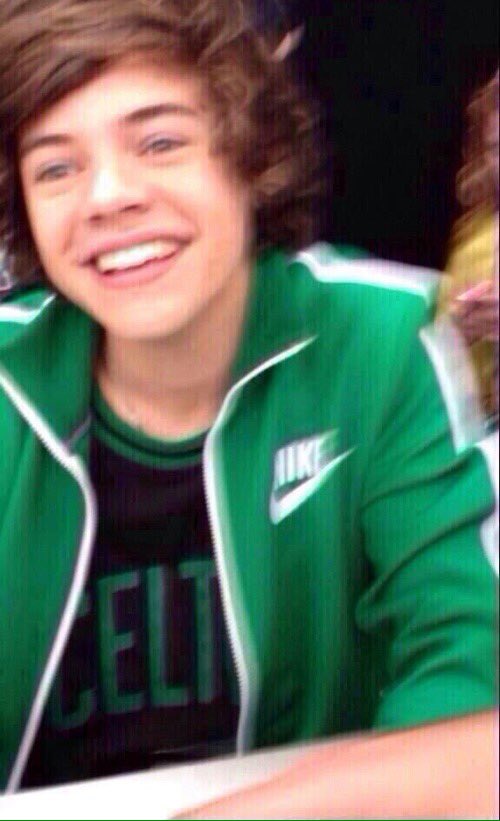 thishwiththisl's tweet photo. this Harry with this Louis https://t.co/ib2qqSKIfU