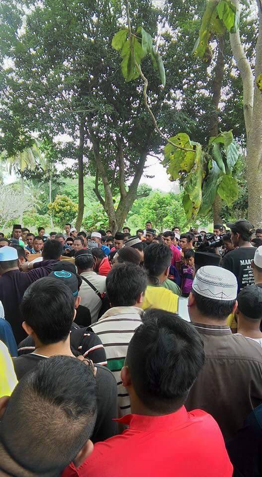 adibkhld's tweet photo. Bila tengok orang ramai mcm ni dtg majlis pengebumian arwah Pakyus, kau tau mcm mana perangai dia waktu hidup. https://t.co/7DrVfzx1Ds