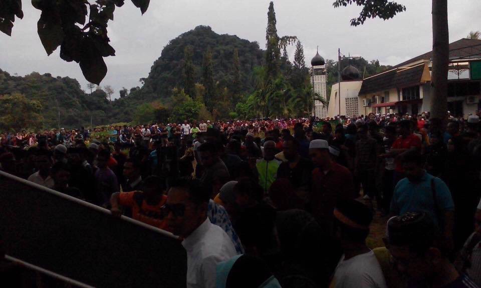 adibkhld's tweet photo. Bila tengok orang ramai mcm ni dtg majlis pengebumian arwah Pakyus, kau tau mcm mana perangai dia waktu hidup. https://t.co/7DrVfzx1Ds